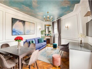 Apartamento, vistas a la ciudad | Zona de estar | Una oficina