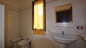 Dusj, hårføner og toalettpapir