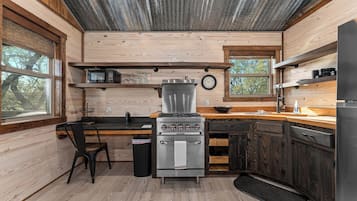 Kühlschrank, Mikrowelle, Herdplatte, Wasserkocher mit Kaffee-/Teezubehör