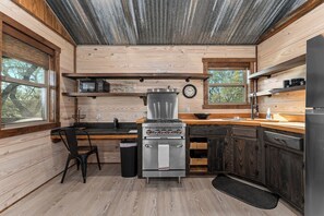 Kühlschrank, Mikrowelle, Herdplatte, Wasserkocher mit Kaffee-/Teezubehör