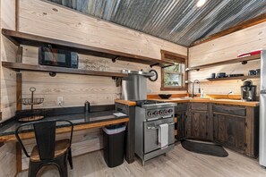 Réfrigérateur, micro-ondes, plaque de cuisson, cafetière/bouilloire