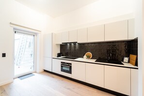 Frigorifero, forno, piano cottura, lavastoviglie