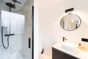 Douche, séchoir à cheveux, serviettes fournies, shampooing