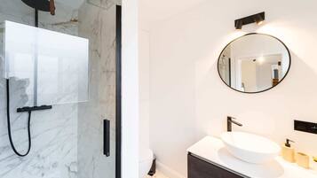 Shower, hair dryer, towels