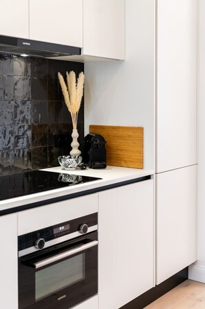 Fridge, oven, stovetop, dishwasher - Stylish Antwerp Stay for 4 Guests (Antwerpen)