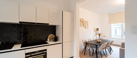 Réfrigérateur, un four, surface de cuisson, lave-vaisselle