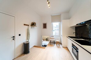 Kjøleskap, ovn, kokeplater og oppvaskmaskin