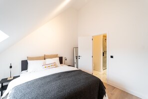 3 bedrooms, internet, bed sheets