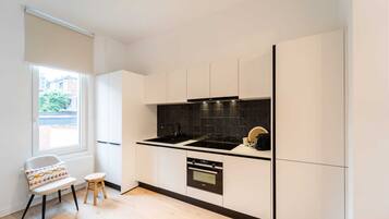 Een koelkast, een oven, een kookplaat, een vaatwasser