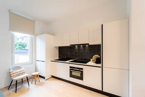 Frigorífico, horno, placa de cocina y lavavajillas