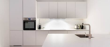 Réfrigérateur, four, plaque de cuisson, lave-vaisselle