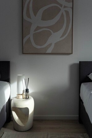 2 habitaciones, escritorio y tabla de planchar con plancha 