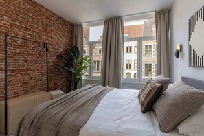 2 slaapkamers, een bureau, een strijkplank/strijkijzer, reisbedje