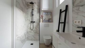 Douche, sĂšche-cheveux, serviettes fournies