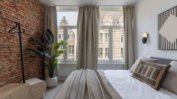 2 chambres, bureau, fer et planche Ă repasser, lit parapluie