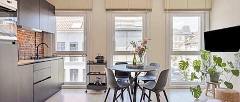 Kjøleskap, ovn, kokeplater og kaffetrakter/tekoker