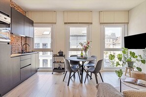 Fridge, oven, stovetop, coffee/tea maker