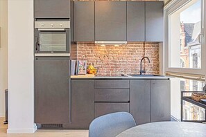 Fridge, oven, stovetop, coffee/tea maker