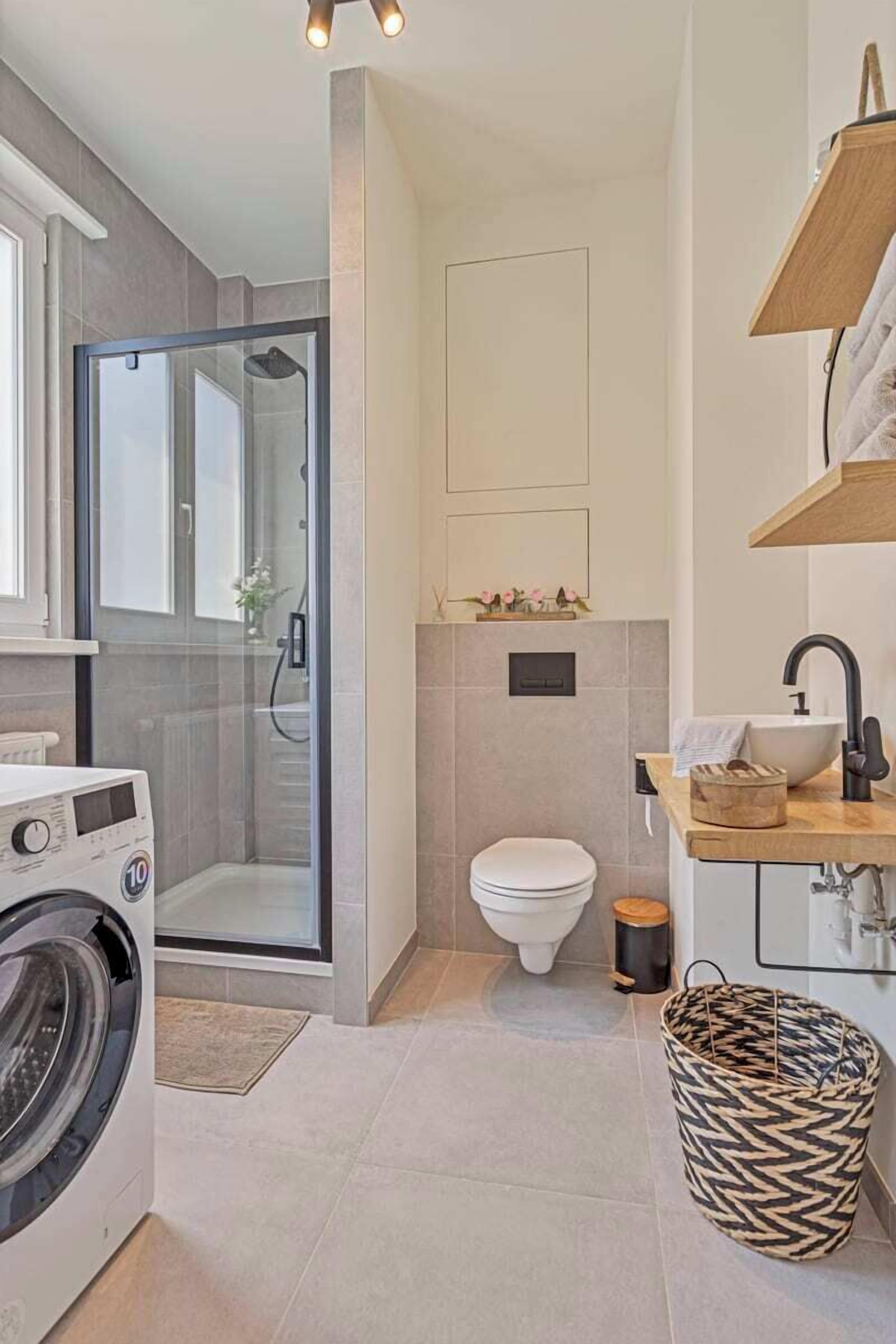 Doccia, asciugacapelli, asciugamani, shampoo