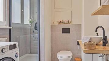 Doccia, asciugacapelli, asciugamani, shampoo