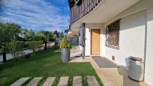 A residential building with a balcony, a potted plant, and a door. - Casa Polsa "1964" - #02
Holiday Home in the mountains (Polsa)