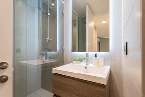 Shower, hair dryer, towels