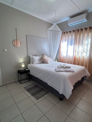 4 bedrooms, free WiFi - Hungwe House Victoria Falls  (Victoria Falls)
