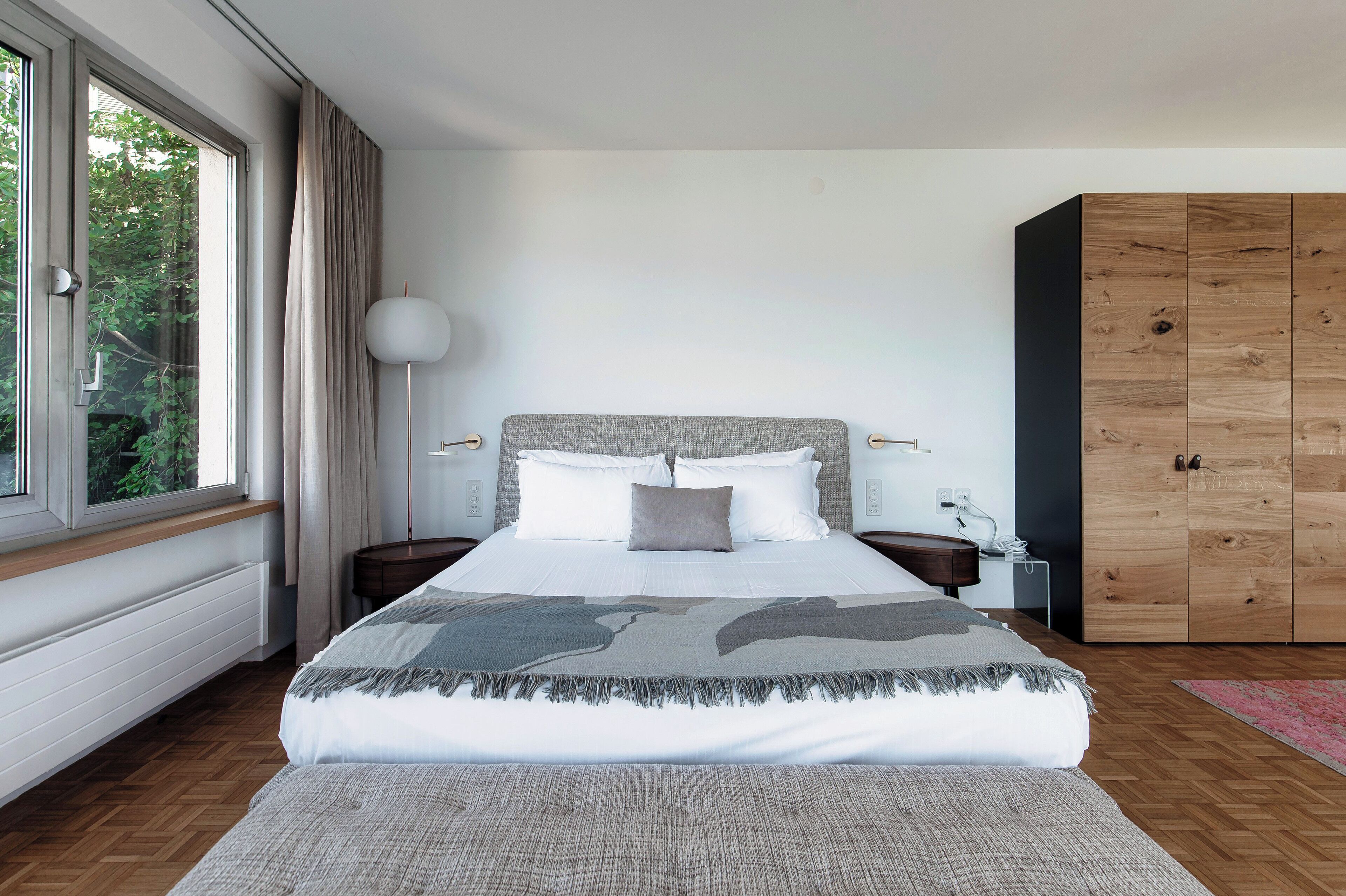 تلفزيون بشاشة مسطحة بحجم 32-بوصة يعرض قنوات تلفزيونية رقمية