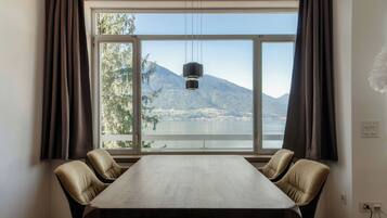 تلفزيون بشاشة مسطحة بحجم 32-بوصة يعرض قنوات تلفزيونية رقمية