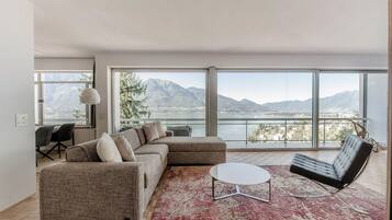 Departamento Deluxe, balcón, vista al lago | Área de sala de estar | Televisión de pantalla plana de 32 pulgadas con canales digitales