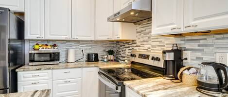 Frigorifero, microonde, forno, piano cottura