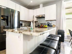 ثلاجة، ميكروويف، فرن، موقد طهي مسطح