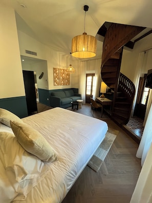 Signature Room | In-room safe, desk, laptop workspace, blackout curtains - Hotel La Marsellesa (Pego)