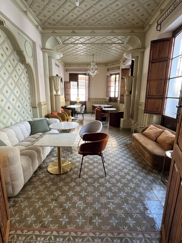 Lobby sitting area - Hotel La Marsellesa (Pego)