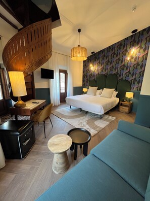 Signature Room | In-room safe, desk, laptop workspace, blackout curtains - Hotel La Marsellesa (Pego)