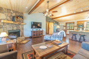 Cheminée, jeux vidéo, lecteur de DVD, baby-foot