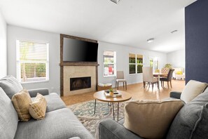 Smart TV, chimenea y monitor de computadora 