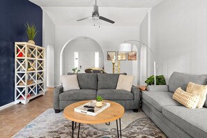 Smart TV, chimenea y monitor de computadora 