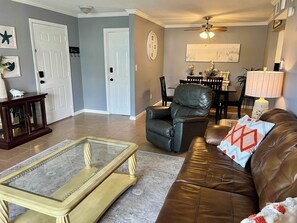 Smart-TV, Kamin, Bücher