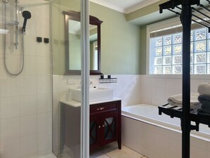 Ducha, secador de pelo y toallas