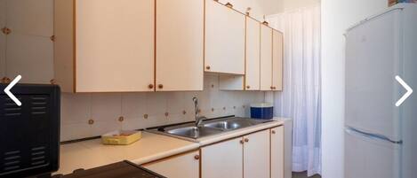 Utensilios de cocina, especias y olla para cocinar langostas