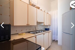 Cookware/dishes/utensils, spices, lobster pot