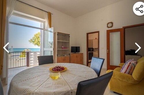 Detached house 20 meters from the sea