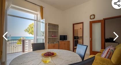 Detached house 20 meters from the sea