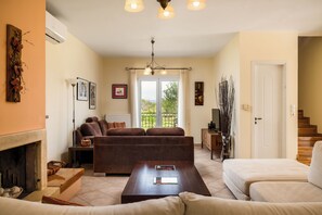 Villa, 5 Schlafzimmer, eigener Pool, Gartenblick | Wohnzimmer | 47-Zoll-Smart-TV mit Digitalempfang