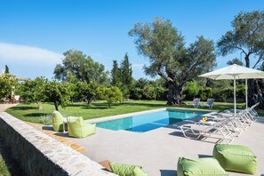 Seasonal outdoor pool, pool loungers - The Olive Project - Villa Maria with Private Pool by Konnect (Corfu)