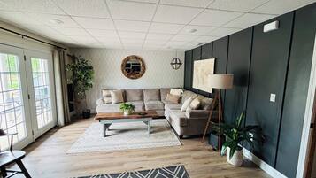 Una Smart TV, una chimenea