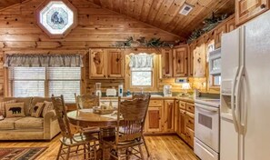 Interior - 3 Bedroom LITTLE BEAR COVE! (Sevierville)