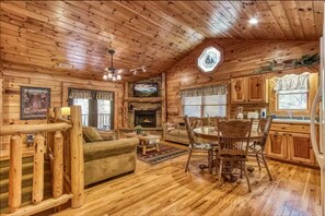 TV, fireplace, video games, table football - 3 Bedroom LITTLE BEAR COVE! (Sevierville)