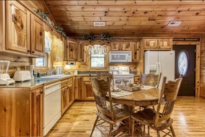 Fridge, microwave, oven, stovetop - 3 Bedroom LITTLE BEAR COVE! (Sevierville)